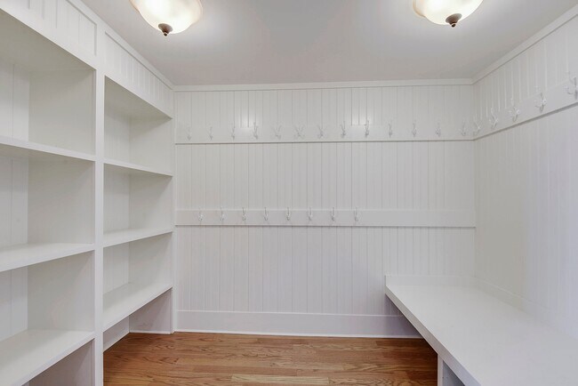 Building Photo - 5br Bethesda Home for Rent