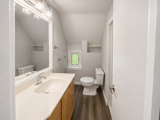 Building Photo - 1 Bed / 1 Bath Upstairs Unit with Private Balcony – Riverside Gardens