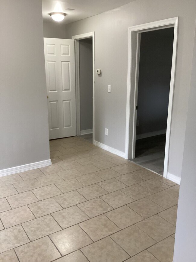 Building Photo - Move-In Ready | Two-Bedroom Apartment in Lakewood