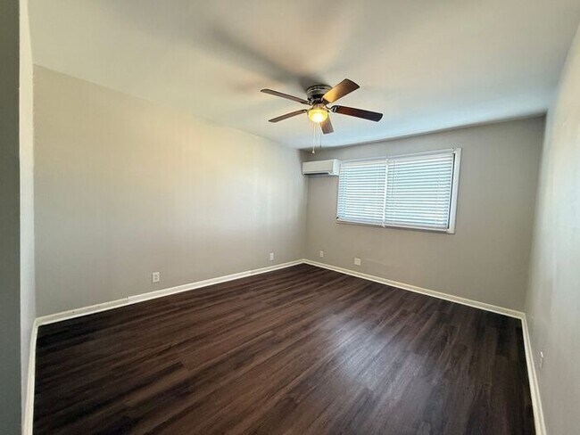 Building Photo - 2 Bedroom Unit was recently renovated. Live walking distance from the downtown square or steps fr...