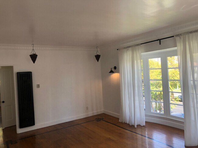 Building Photo - ******* BEAUTIFUL FRENCH NORMANDY STYLE 2BR APARTMENT *******