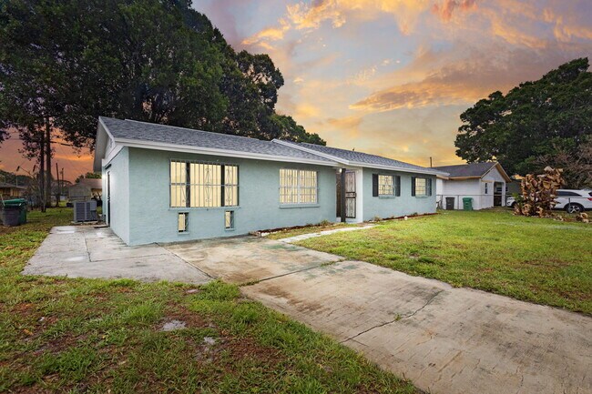 Building Photo - 307 Essex Dr