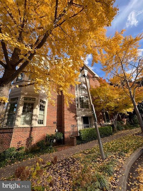 Building Photo - 1596 N Colonial Terrace