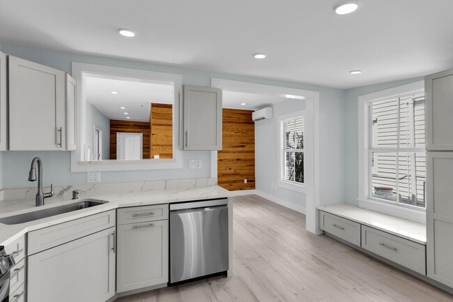 Building Photo - 1420 Petronia St