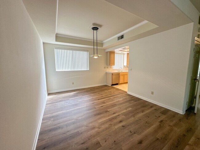 Building Photo - 2 Bedroom Townhome for Rent in Glendale.