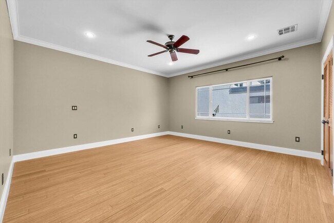 Building Photo - 2006 Manhattan Beach Blvd