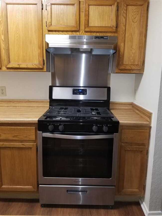 Building Photo - 740 Simonetti Dr