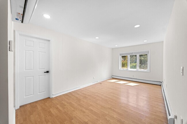 Building Photo - 737 10th St