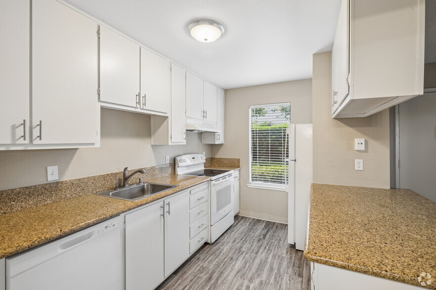 1BR, 1BA - 650SF - Kitchen - Fulton Villa Apartments