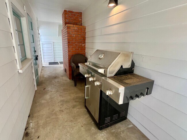 Building Photo - Charming Furnished Home in PG!