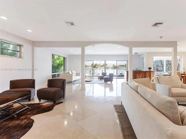 Building Photo - 565 N Shore Dr