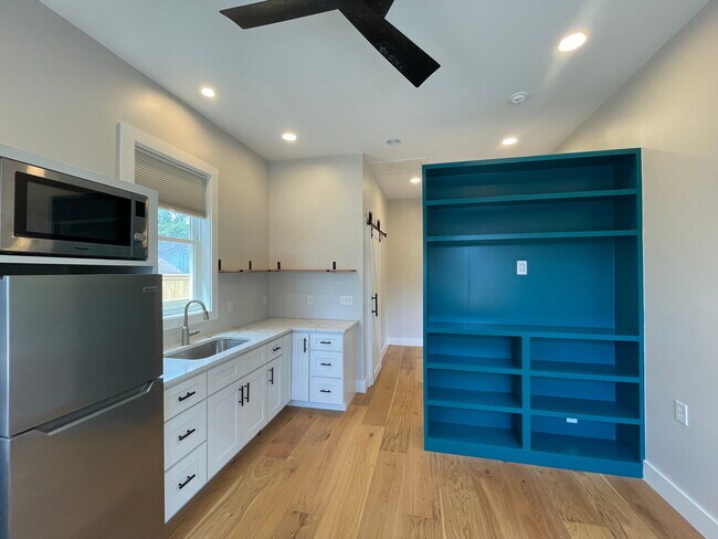 Building Photo - 907 Ashley Ave