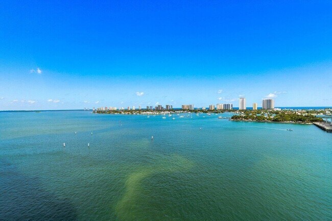 Building Photo - 2640 Lake Shore Dr