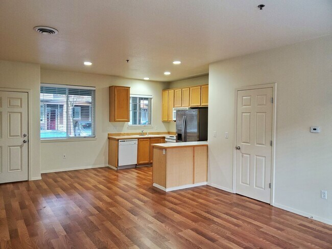 Building Photo - Great Location! 2 Bed 2 Bath Townhouse Style Condo! Open Concept! Laminate Floors Throughout Main!