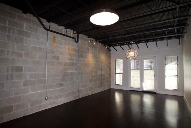 Building Photo - 915 NW 7th St