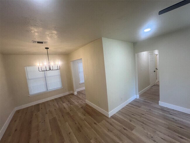 Building Photo - 5735 Kenilwood Dr