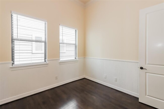 Building Photo - 318 W 28th St