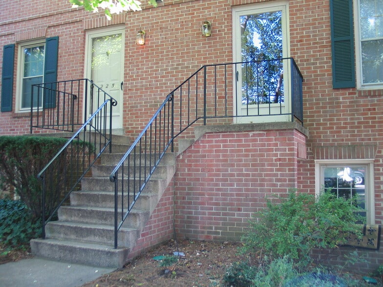 Building Photo - 227 Katie Ct