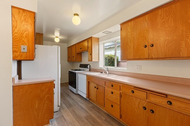 Building Photo - Charming Mid-Century 3-Bedroom Home in Win...