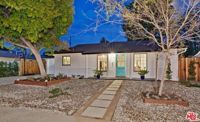 Building Photo - 7236 Encino Ave