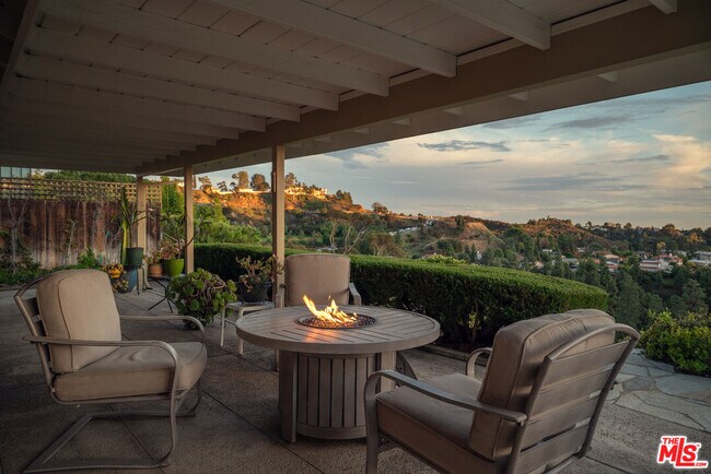 Building Photo - 2701 Lake Hollywood Dr