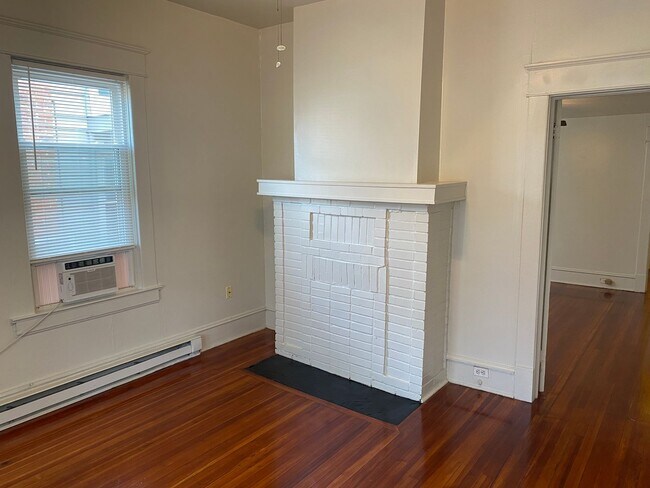 Building Photo - Great 1st Floor Apartment in Historic Home!