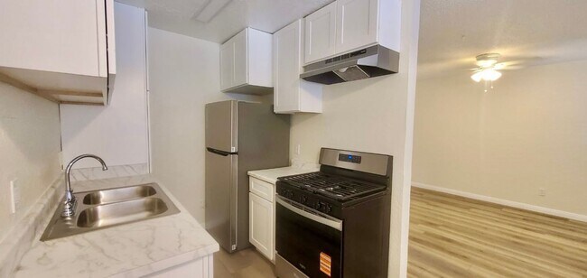 Building Photo - Charming 1-Bedroom Apartment in Prime Van Nuys Location - MOVE IN READY