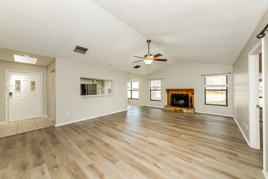 Building Photo - 4725 Country Oaks Blvd