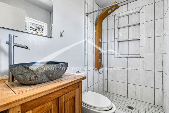 Building Photo - Beautiful Updated Home Conveniently locate...