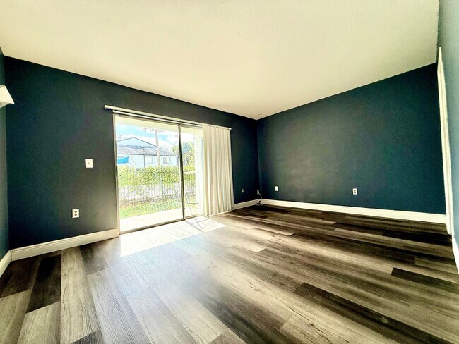 Building Photo - Avalon 2Bedrooms/1Bath Condo with front-row pool view!