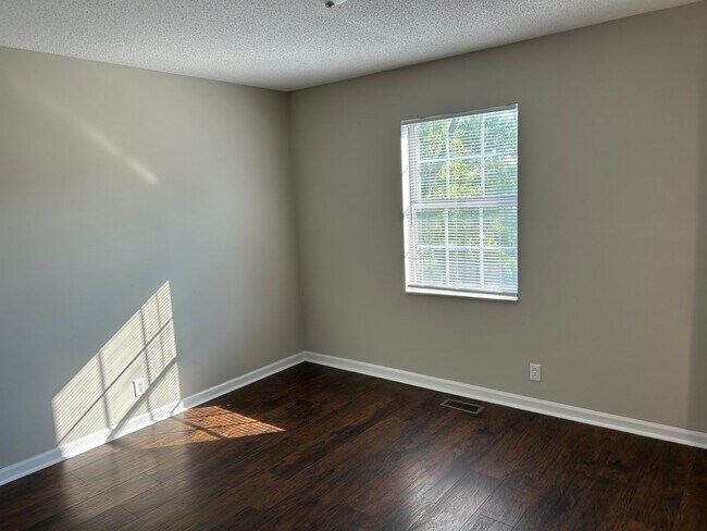 Building Photo - Large two-story colonial style home, Antioch