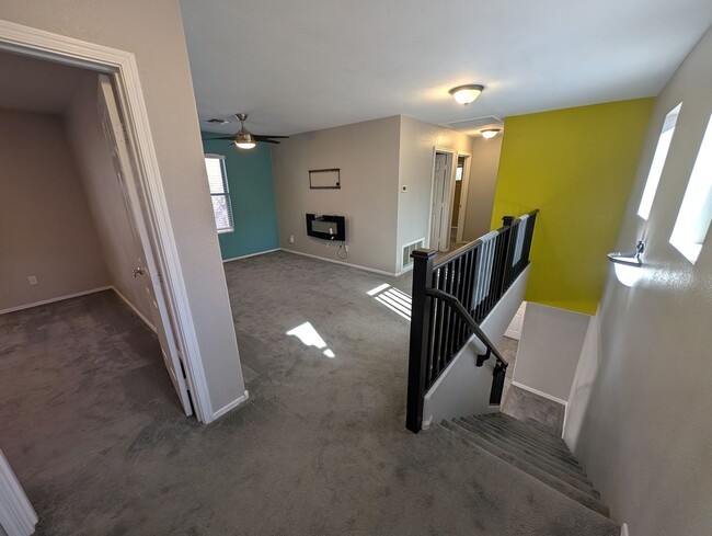 Building Photo - 3 Bedroom Home in the Waterford Square Com...