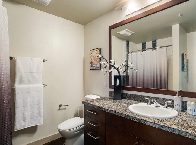 Building Photo - 910 Lenora St