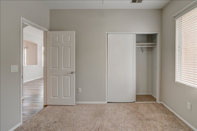 Building Photo - Fantastic 2 Bedroom Townhome minutes away to Camp Pendleton