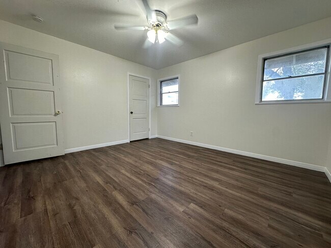 Building Photo - 711 E Locust Ave