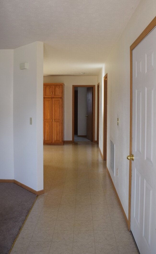 Building Photo - Spacious 3 bedroom, 2 bathroom duplex!