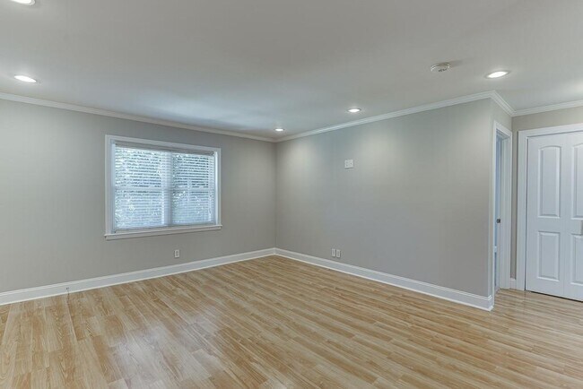 Building Photo - 4282 Roswell Rd