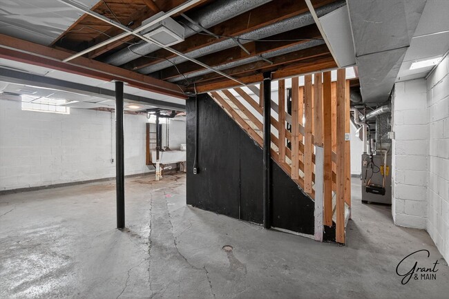 Building Photo - $1300 3 bedrooms