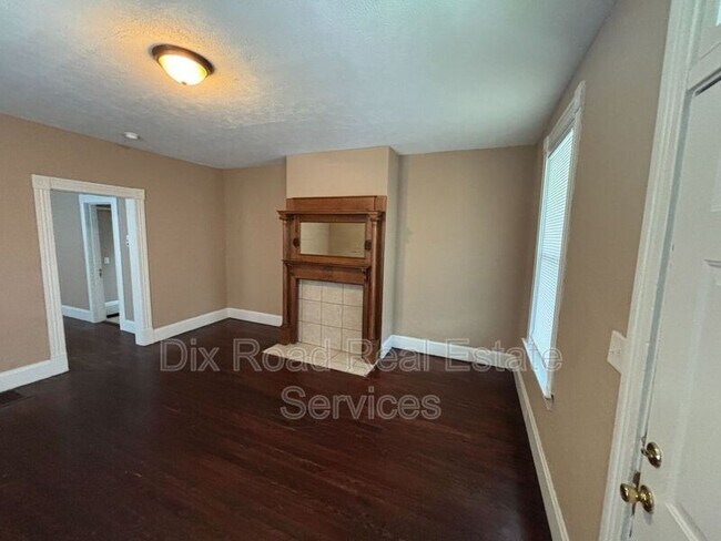 Building Photo - 411 Millikin St