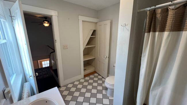 Building Photo - Lovely 3 Bedroom New Englander in Wonderfu...