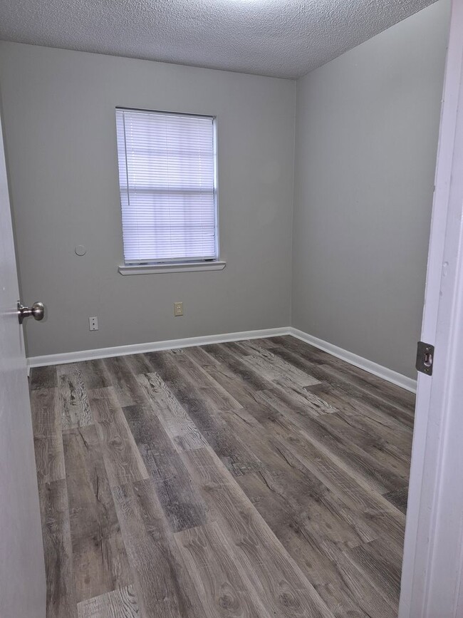 Building Photo - 242 Garden Cir