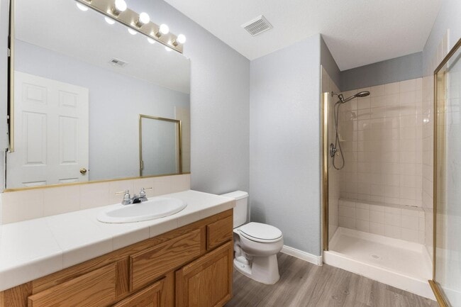 Building Photo - Luxurious Home in Gated Community