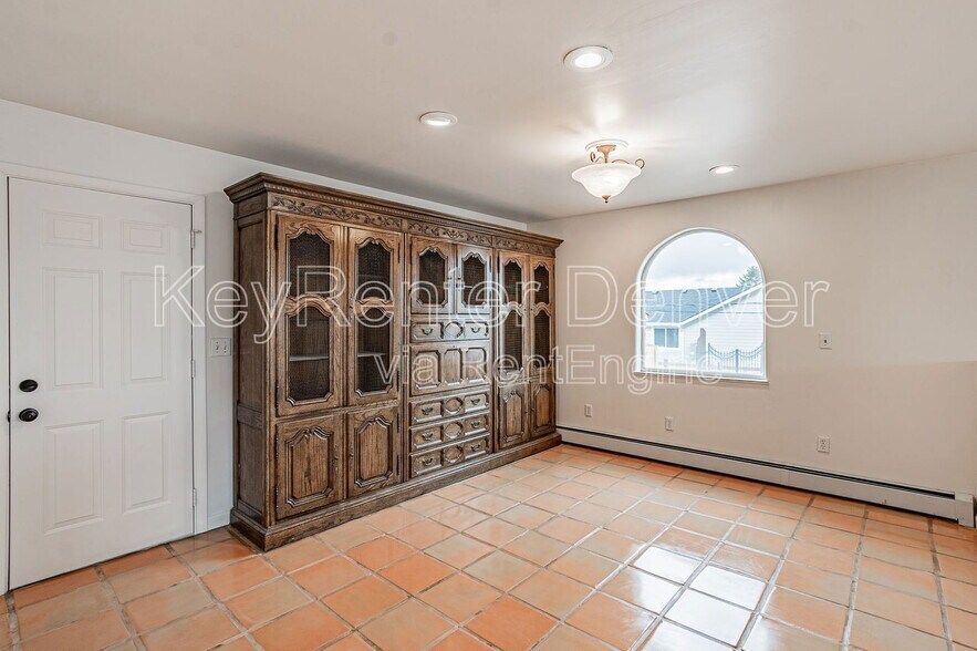 Building Photo - 990 Beech St