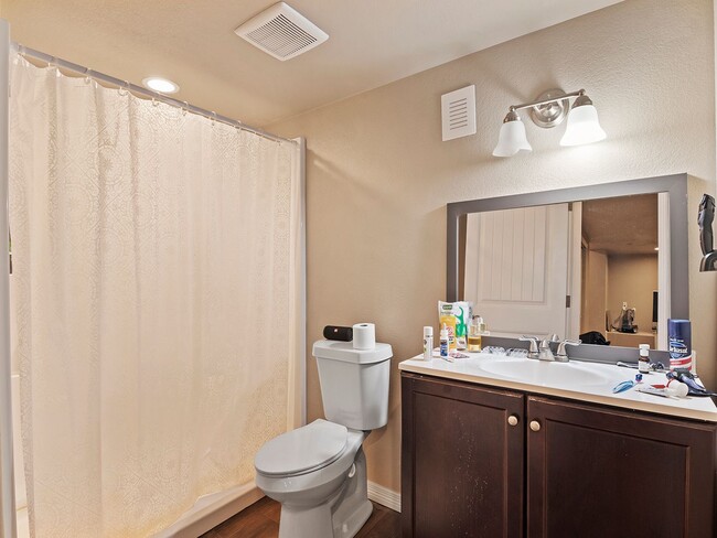 Building Photo - Beautiful 3 Bed, 3 1/2 Bath Townhome in We...