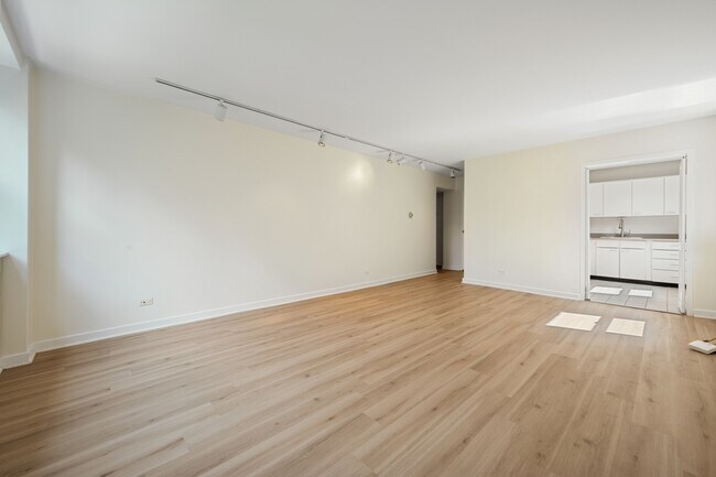Building Photo - 253 E Delaware Pl