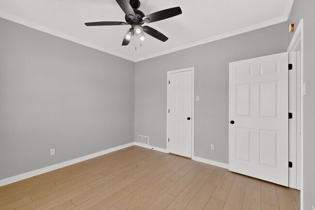 Building Photo - 620 W Stoneybrook Dr