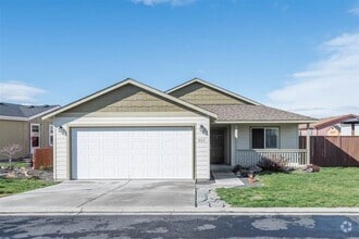 Building Photo - Charming and Bright 3 Bed, 3 Bath Home in ...