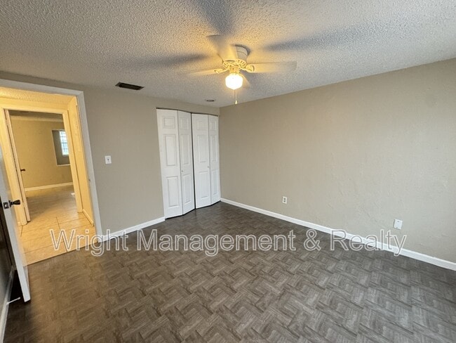 Building Photo - 8508 Pinehurst Dr