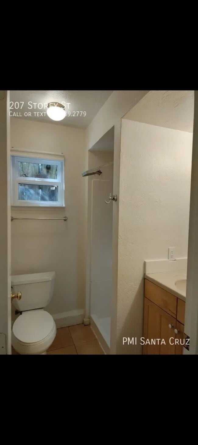 Building Photo - Charming Studio Apartment - West Side