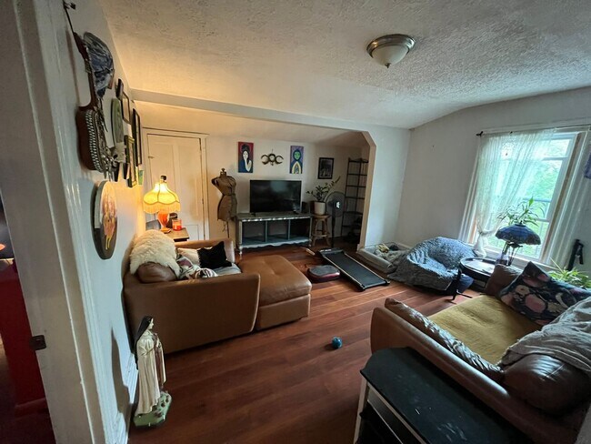 Building Photo - Newly Renovated East Rock Penthouse 2BR wi...